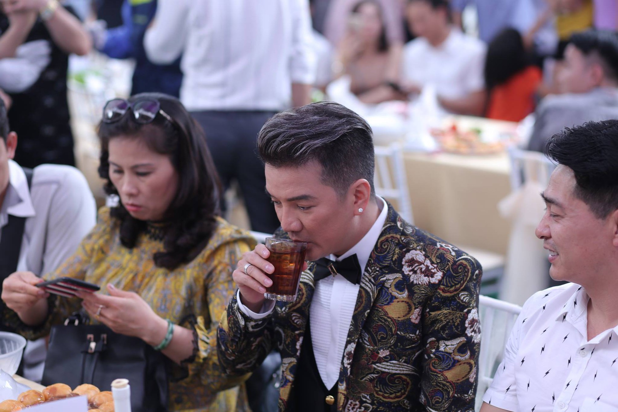 Hữu Công tiết lộ chi 2 tỷ cho đám cưới khủng, rộng 700m2, mời 1000 khách cùng sao hạng A về làng